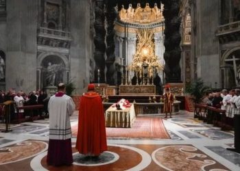 Muere Benedicto XVI: las históricas imágenes de la capilla ardiente del papa emérito en su despedida en el Vaticano