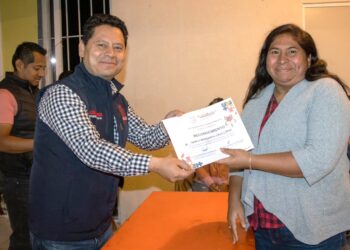 Clausuran taller de piñatas navideñas en el fraccionamiento ciudad Yagúl