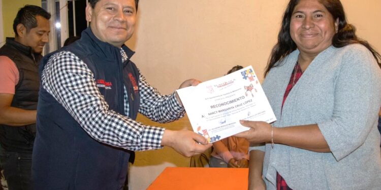 Clausuran taller de piñatas navideñas en el fraccionamiento ciudad Yagúl