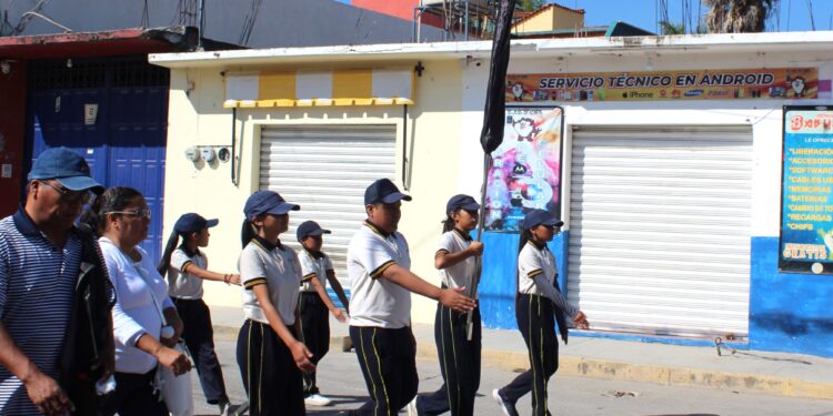 Deslucido y maratonico desfile conmemorativo del 113 aniversario de la Revolución Mexicana