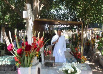 Sacerdote de la parroquia de Santa María de la Asunción realiza los responsos