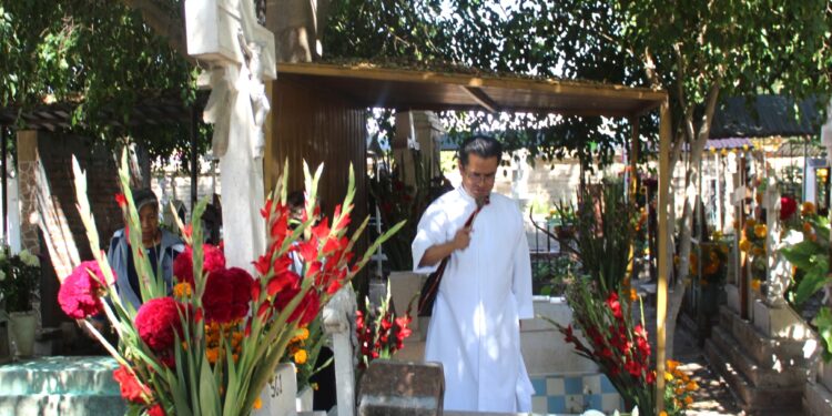 Sacerdote de la parroquia de Santa María de la Asunción realiza los responsos