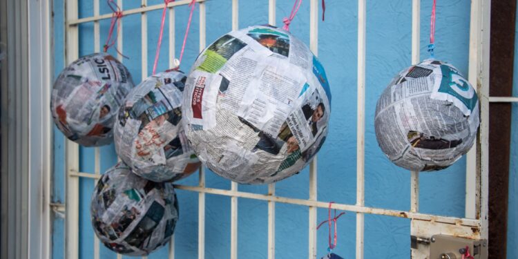 Imparte autoridad municipal taller de elaboración de piñatas