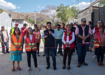 Entrega autoridad municipal de Tlacolula, obra de pavimentación a base de concreto hidráulico