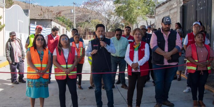 Entrega autoridad municipal de Tlacolula, obra de pavimentación a base de concreto hidráulico