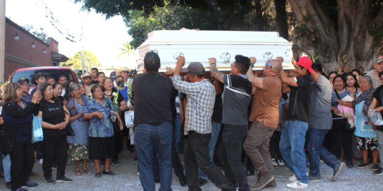 Jarabe del valle y “canastita” en el sepelio de José Alfredo Jiménez Aquino