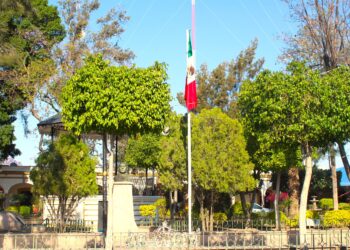 Con honores conmemoran a la bandera nacional, en su día