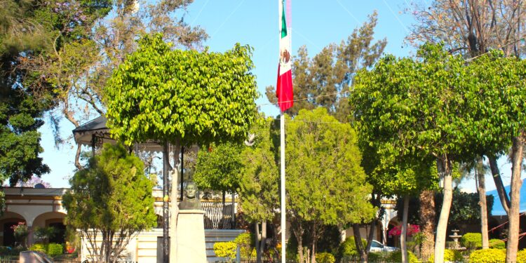 Con honores conmemoran a la bandera nacional, en su día