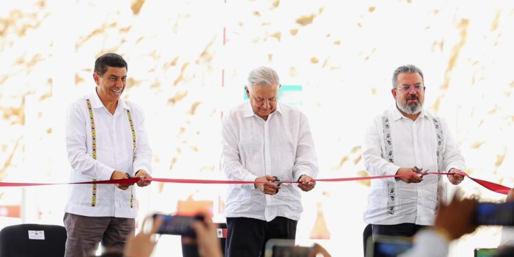 Inaugura AMLO autopista Barranca Larga-Ventanilla