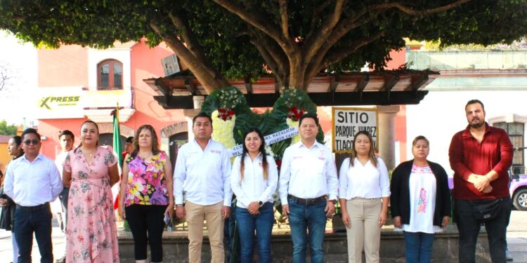 Autoridad municipal rinde homenaje al benemérito de las Américas, en el CCXVII aniversario de su natalicio