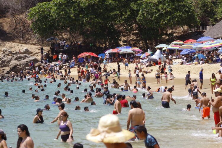 ¡Playas de Oaxaca abarrotadas en la semana mayor!