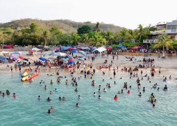 ¡Playas de Oaxaca abarrotadas en la semana mayor!