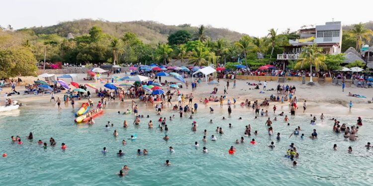 ¡Playas de Oaxaca abarrotadas en la semana mayor!