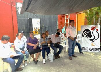 Benito Hernández Martínez, platicó con integrantes de la unión de Mototaxis AUTLA