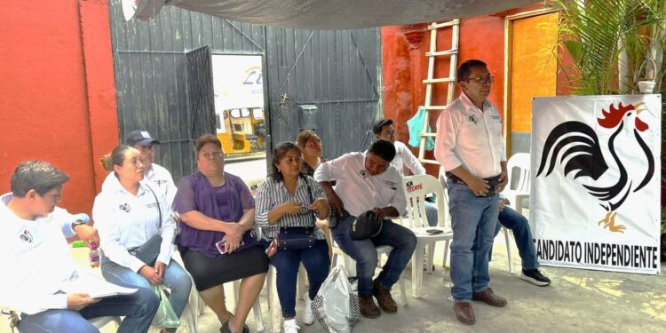 Benito Hernández Martínez, platicó con integrantes de la unión de Mototaxis AUTLA