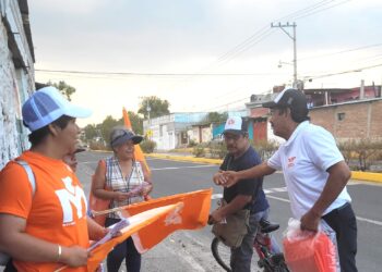 Lucio de los Santos caminó por la sección tercera en busca del voto