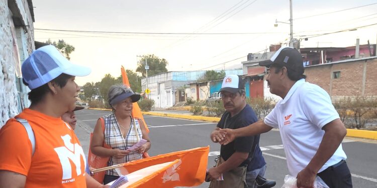 Lucio de los Santos caminó por la sección tercera en busca del voto