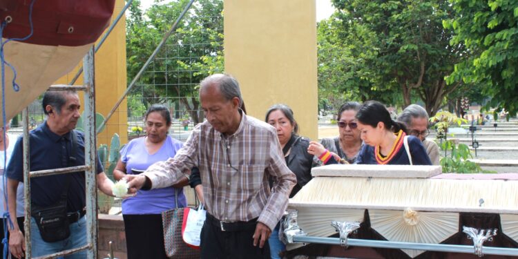 Brindan último adiós a Aurorita Aguilar Antonio